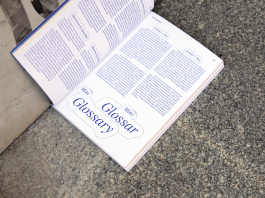 Auf einer aufgeschlagenen Glossar Seite werden feministische Begriffe wie Gender und Queerness erklärt 